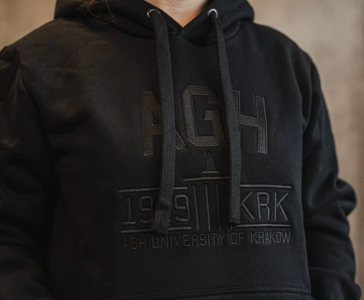 kram-bluza-agh-2025-czern_1.jpg